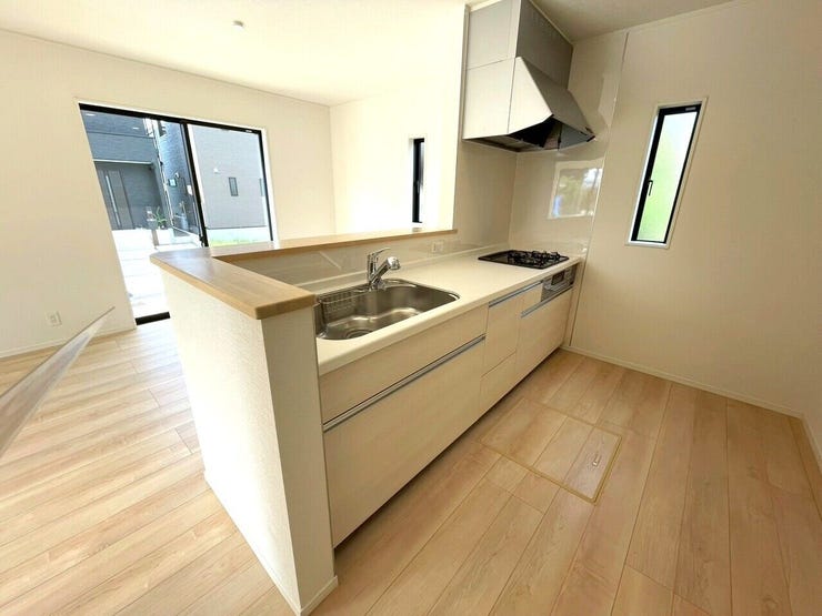 カウンターキッチンはリビング・ダイニングにいる家族の様子を見ながら調理できるのでお子様がいるご家庭にもおすすめです♪