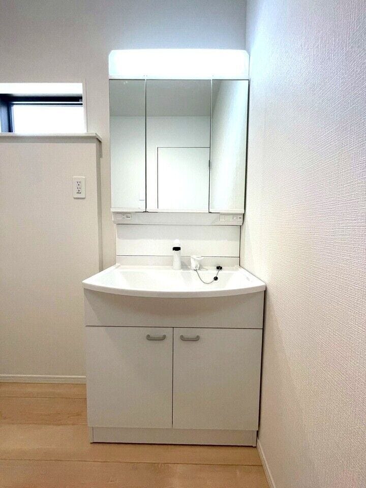 三面鏡付き洗面台は鏡の裏に大容量の収納があり、収納物を隠すことが出来ます!