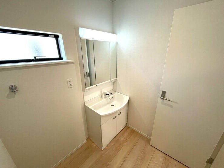 洗面所に窓があることで換気がしやすく、日中は照明がなくても十分な明るさを確保できます!