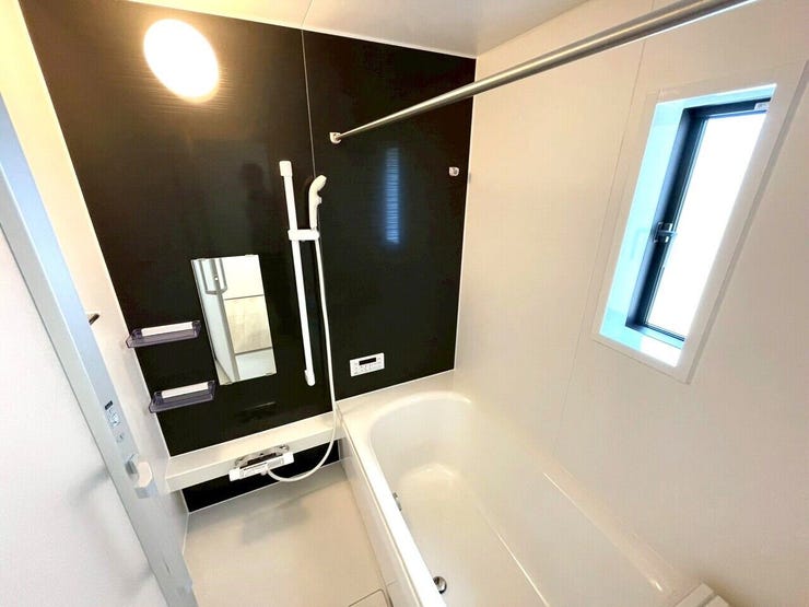 浴室に物干し竿があるため室内で洗濯物を干すことができ、 雨の日や寒い季節など、外に干すことが難しい場合に重宝します!