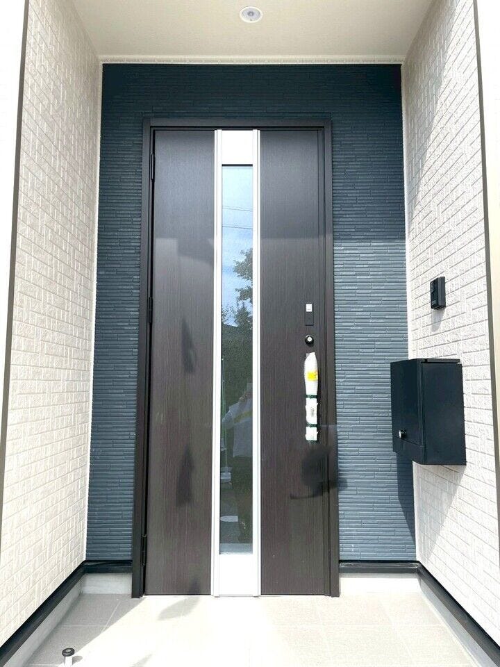 ガラス付きの玄関ドアはガラス部分から自然光が入るため、玄関が明るくなり、日中は照明を使わずに済むこともあります!