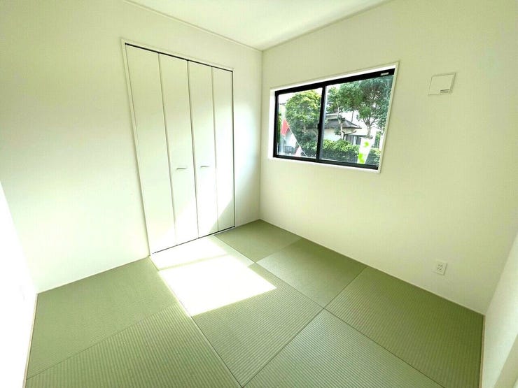 1階の洋風和室は畳の柔らかな感触や木の香りが心地よく、リラックスできる空間を作り出します♪