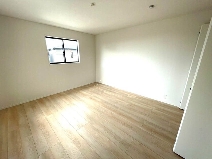 コンパクトなデスクとチェアを置いて、自宅での作業や勉強のための集中スペースとしても活用できます!