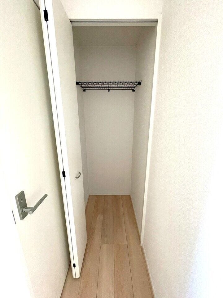 棚やハンガーラック、引き出しを設置するなど、自分の収納スタイルに合わせた使い方が可能です!