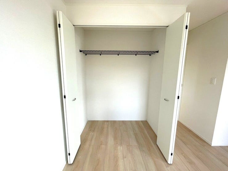 扉付きのクローゼットは中を隠せるため、生活感を抑えた洗練された印象を保ちやすいです!