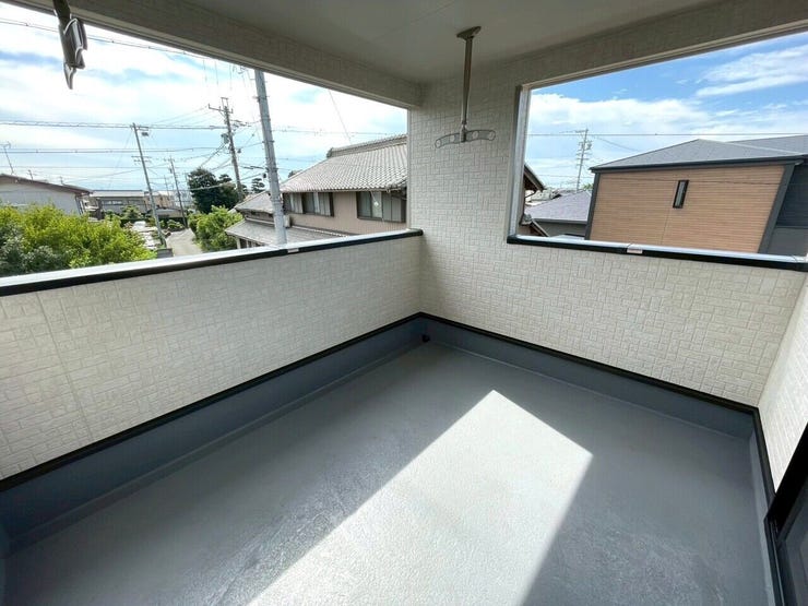 インナーバルコニーは、天候や一目を気にせずに使用できる便利で魅力的な空間です!
幅が広いため大量の洗濯物も一気に干すことが出来ます♪