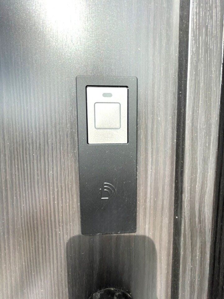 鍵を取り出さなくても開閉が出来るスマートキーは、防犯性と利便性が高いです♪