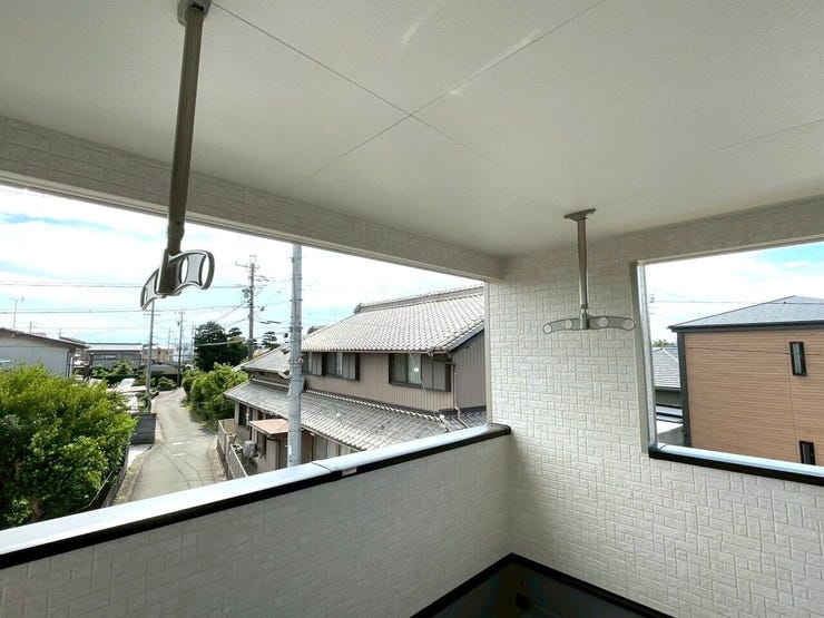 バルコニーには吊り下げ式物干し竿があり、高い位置に洗濯物を干すことができるため、風通しが良く乾きやすくなります!