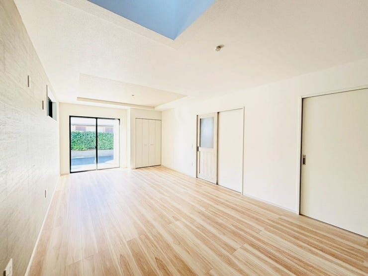 リビングに吹抜けがあり天井が高くなることで視界が開かれ、開放感が生まれます!