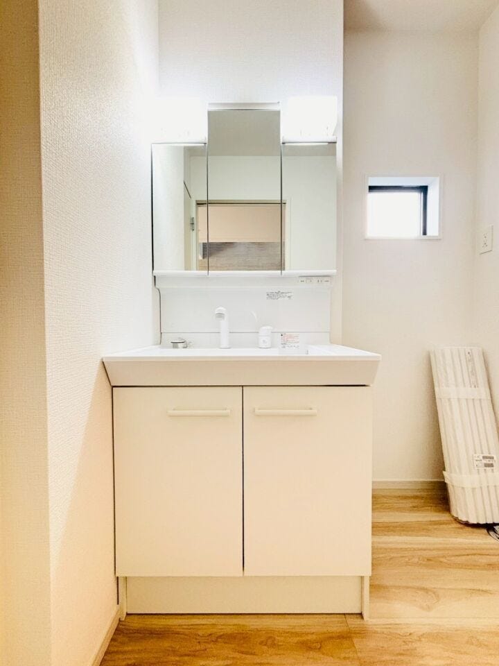 三面鏡付き洗面台は鏡の裏に大容量の収納があり、収納物を隠すことが出来ます!