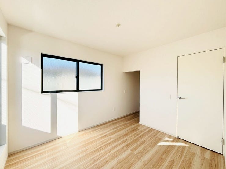 コンパクトなデスクとチェアを置いて、自宅での作業や勉強のための集中スペースとしても活用できます!