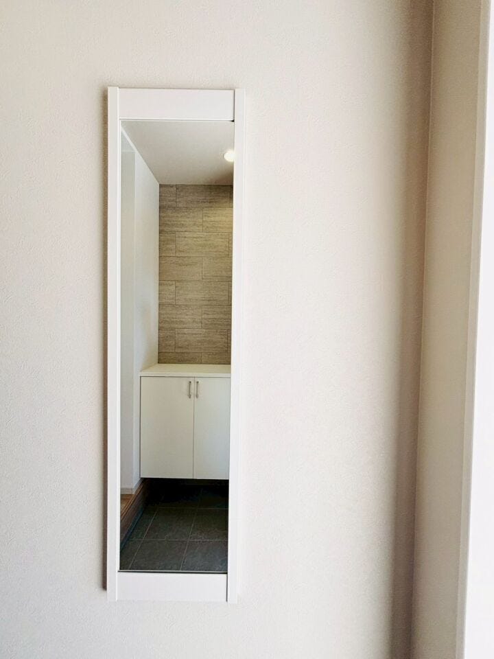 玄関には鏡が設置されているため、お出かけ前に全身を確認できるため、服装や靴のコーディネートを整えるのに便利です!
