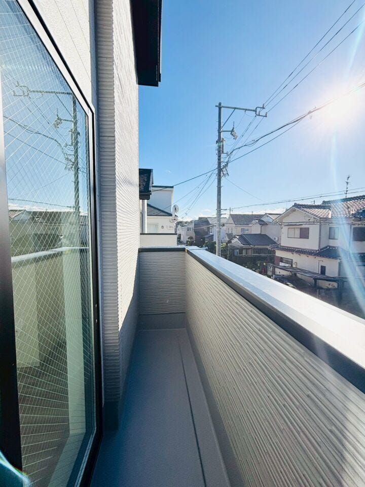 2カ所のバルコニーは洗濯用やガーデニング用など用途に合わせて使用できるため、利便性が高いです!