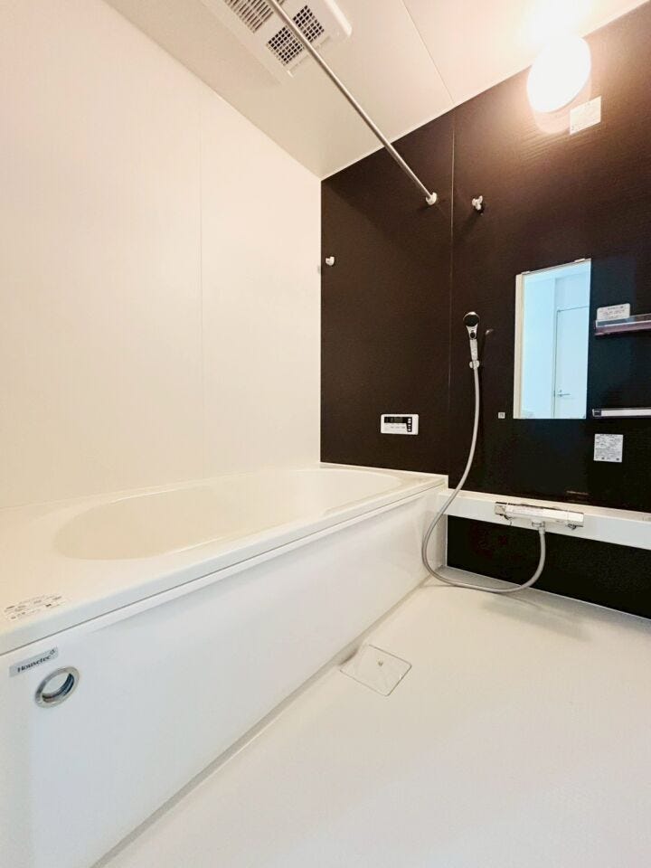 浴室に物干し竿があるため室内で洗濯物を干すことができ、 雨の日や寒い季節など、外に干すことが難しい場合に重宝します!