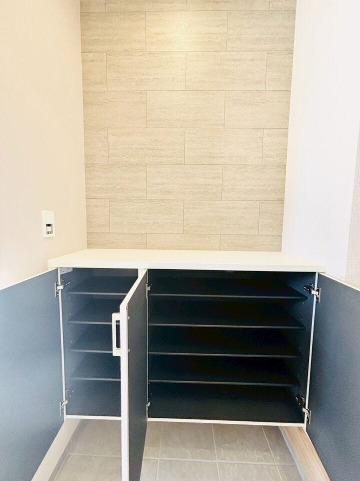 大容量のシューズボックスで靴の種類や季節に応じて多くの靴を収納でき、家族全員分の靴を一箇所にまとめて管理できます♪