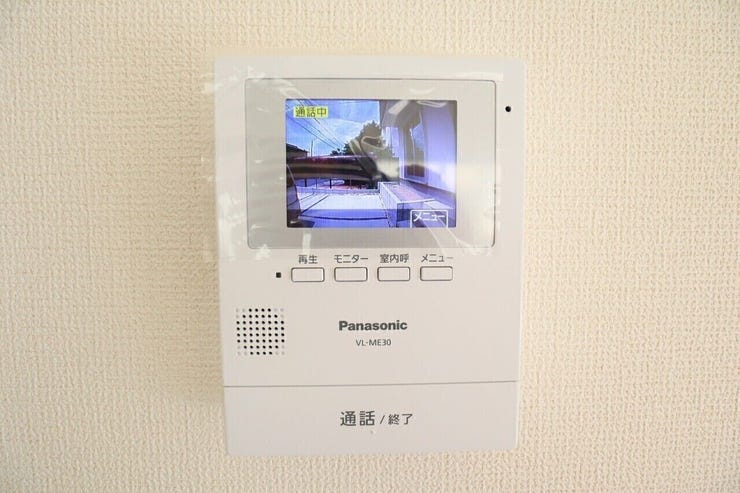 ○カラーモニター付インターホン○ 同仕様
不在時の訪問は自動で録画されます。
訪問者の顔が確認できるのでお子様の留守番にも安心です♪