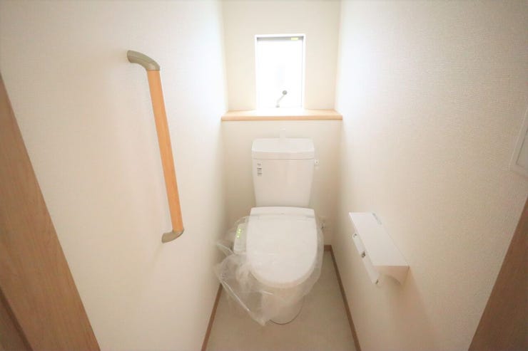 ◇トイレ◇ 同仕様
1階2階とも温水洗浄便座♪
便座が暖かく、冬でも快適です♪