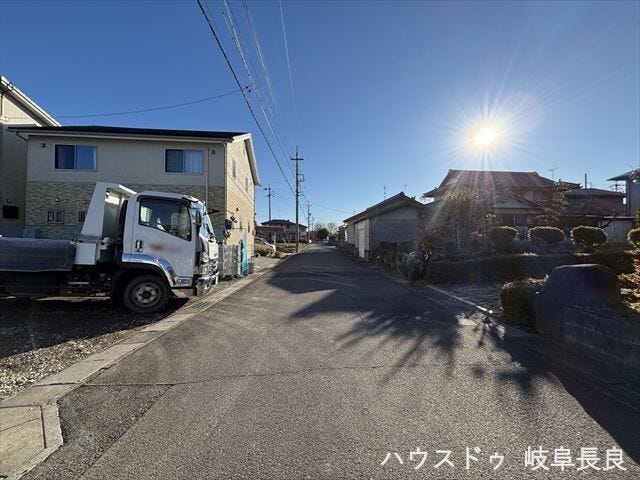 ≪西側南向き≫
幅員約6mの前面道路です。車がすれ違うのに十分な道幅です。車が2台と通行人も通れる幅となっています。
