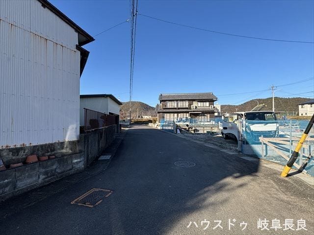 ≪西側北向き≫
車の出し入れもしやすく、また配達などの車が停まっていても通行出来る道幅となっています。