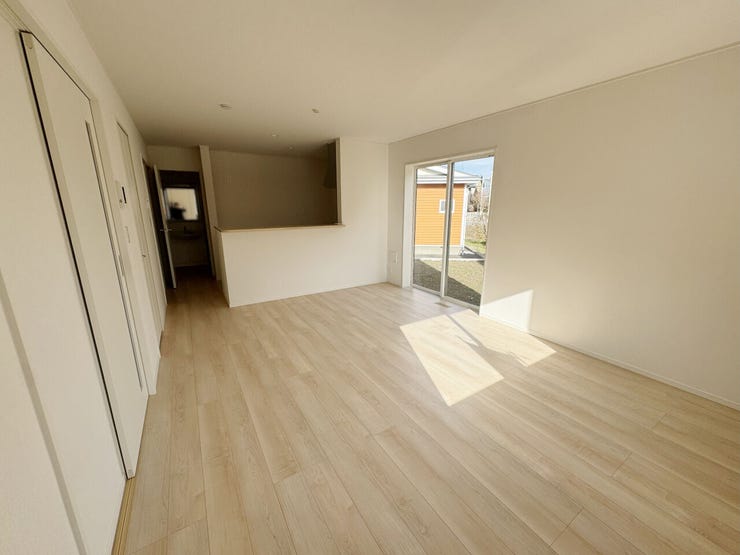 室内(2025年11月)撮影
◎本日案内可能◎
白を基調としたシンプルなデザインのリビング♪