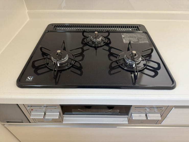 室内(2025年11月)撮影
◎本日案内可能◎
3口ガスコンロは、いっぺんにたくさん調理するときや、鍋の置き場として使えるため便利です。