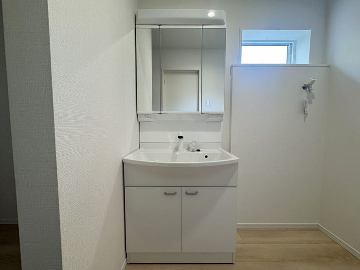 室内(2025年11月)撮影
◎本日案内可能◎
片手で引き出せるホース付きの洗面台は、小さなお子様の手洗いにも安心してお使いいただけます。朝の身支度にもピッタリです♪