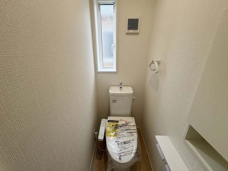 室内(2025年11月)撮影
◎本日案内可能◎
高機能付きシャワートイレは各階に設けております。小窓があるので換気でき、衛生的です。
