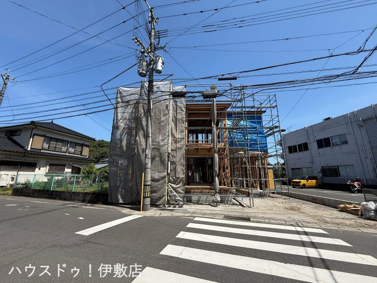 【外観写真】
棟が上がりました。今なら完成後では見れない建物内部のご見学も可能です