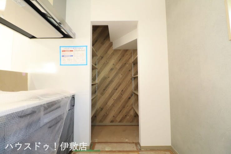【パントリー】
キッチン横に便利なパントリー付。可動棚付きでお好みの高さで収納可能です