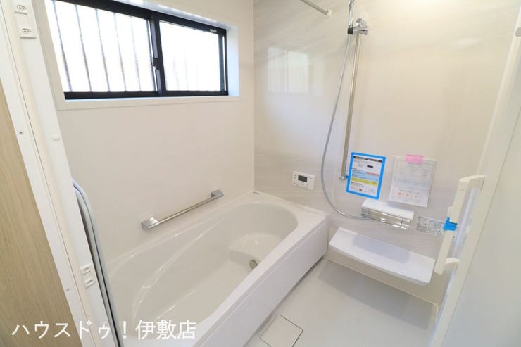 小野４丁目 新築戸建 【浴室】
大型の浴槽に浸かって日頃の疲れを癒して頂く事が出来ますね