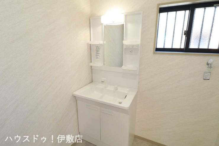 小野４丁目 新築戸建 【洗面台】
白く清潔な洗面台は一日のはじまりのスイッチを入れるのにピッタリなスペース。