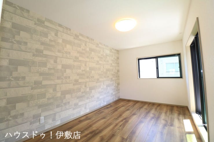 小野４丁目 新築戸建 【2F洋室7.5帖】
主寝室にもなる7.5帖。ベッド2台プラスαのペースがあり、お子様が小さいうちは家族みんなの寝室として活用できそうですね。