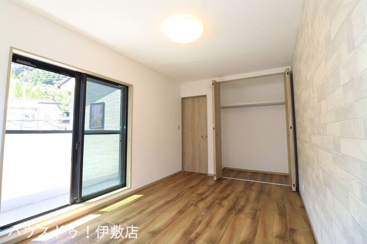 小野４丁目 新築戸建 【2F洋室7.5帖】
レンガ調のクロスが落ち着きのある雰囲気を演出。クローゼット付でお部屋を広く使用できます