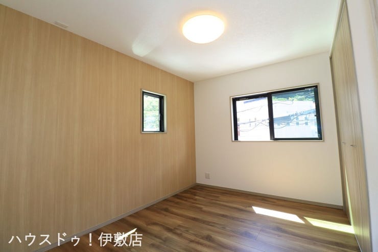 小野４丁目 新築戸建 【2F洋室6帖】
二面に窓があるため一日中安定した明るさが保てます。腰高窓なので家具の配置もしやすく模様替えも楽しめそうです。
