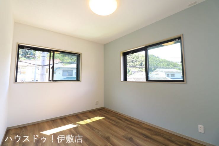 小野４丁目 新築戸建 【2F洋室6帖】
二面に窓があるため一日中安定した明るさが保てます。腰高窓なので家具の配置もしやすく模様替えも楽しめそうです。