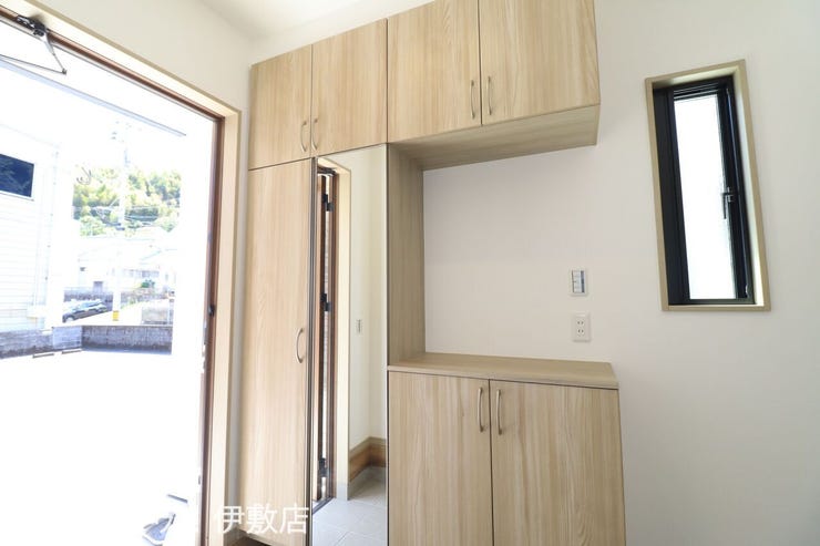 小野４丁目 新築戸建 【シューズボックス】
玄関には大き目のシューズボックス付き！高さのある鏡付きで家を出る前に全身チェックできます
