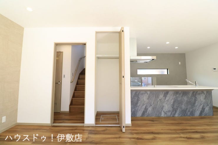 小野４丁目 新築戸建 【リビング収納】
便利なリビング収納付き！扉付きで生活感を出さずに収納可能です