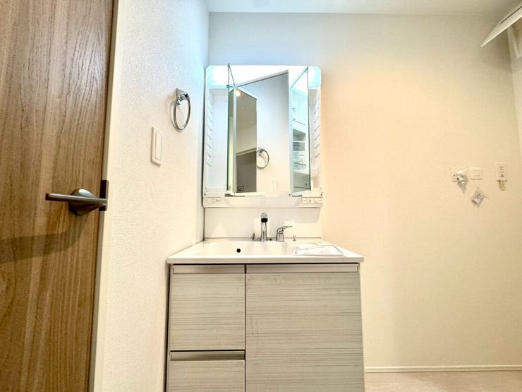 【Washroom】毎朝の準備がスムーズに。広めの洗面台と収納が使いやすい洗面所です。
