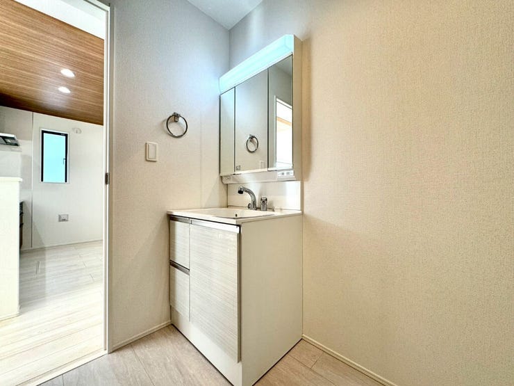 【Washroom】すっきりとしたデザインで、毎日の生活が快適に。収納も豊富な洗面所です。