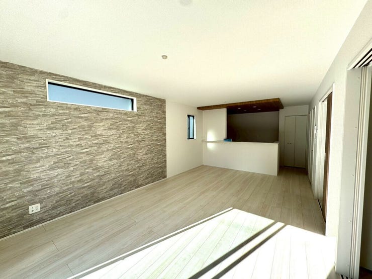 【Living】アクセントクロスが映えるリビング。落ち着きと華やかさを兼ね備えた心地よい空間です。