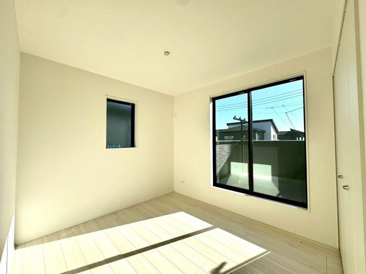 【Bedroom】明るく風通しの良い洋室。新築ならではの清潔感も魅力です。