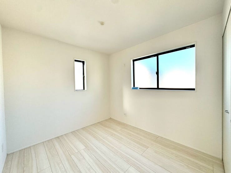 【Bedroom】洋室には収納力のあるクローゼット付き。衣類や荷物もすっきり収まります。