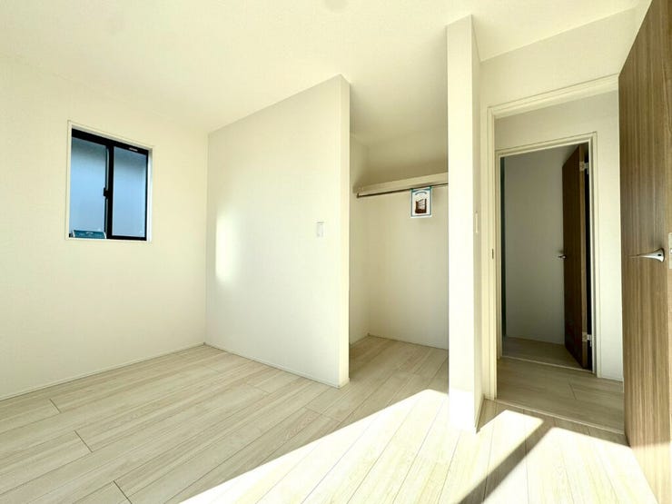 【Bedroom】クローゼット完備で収納力◎。家具の配置もしやすい機能的な洋室です。