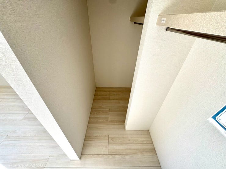 【WIC】広々としたウォークインクローゼットで、衣類や小物をすっきり収納できます。