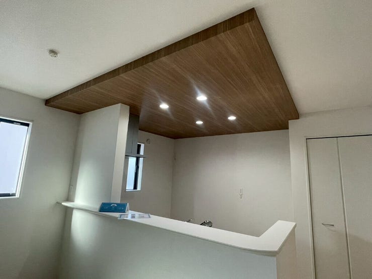 【kitchen】折下げ天井により空間にメリハリが生まれ、開放感と落ち着きが共存します。