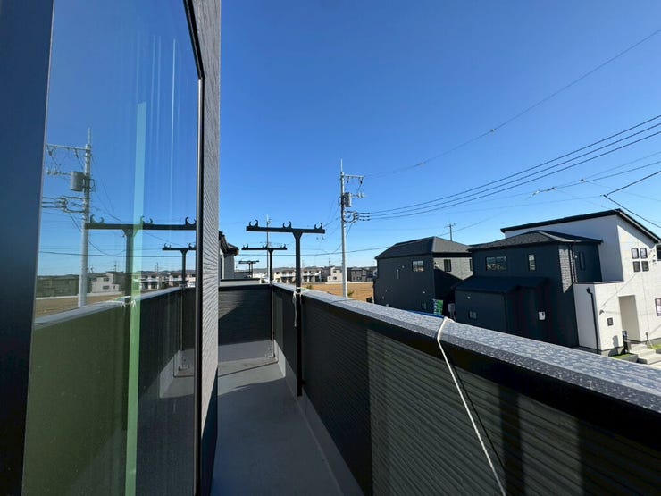【Balcony】日当たりの良いバルコニーはお洗濯物がしっかり乾きやすく、毎日の家事にも重宝します。