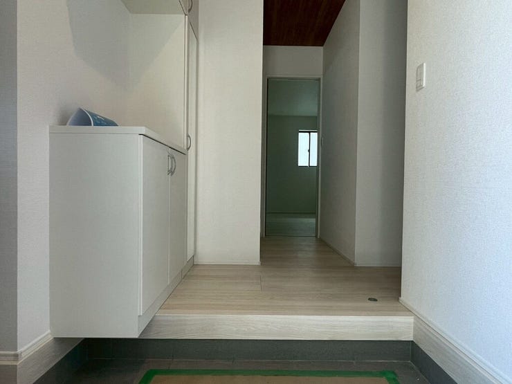 【Entrance】明るく清潔感のある玄関が、毎日の帰宅を心地よく迎えてくれます。