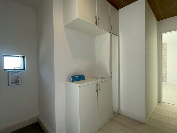 【Entrance】シューズボックス完備の玄関で、靴や小物もスッキリ収納できます。