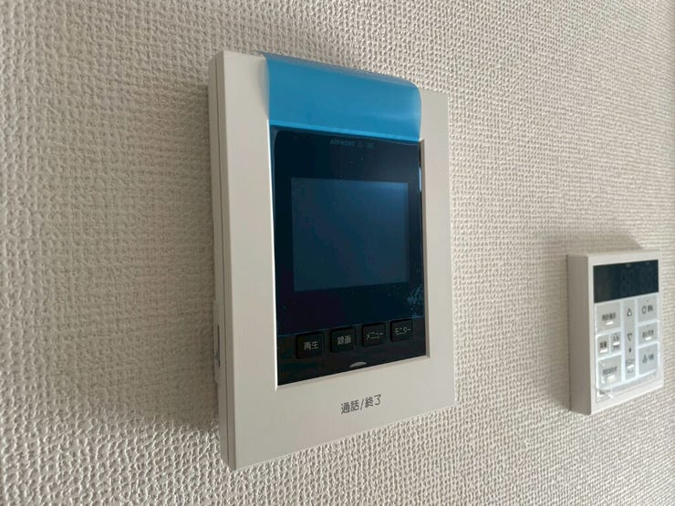 【Facilities】来訪者を確認できるモニター付きインターホンで、防犯面も安心です。