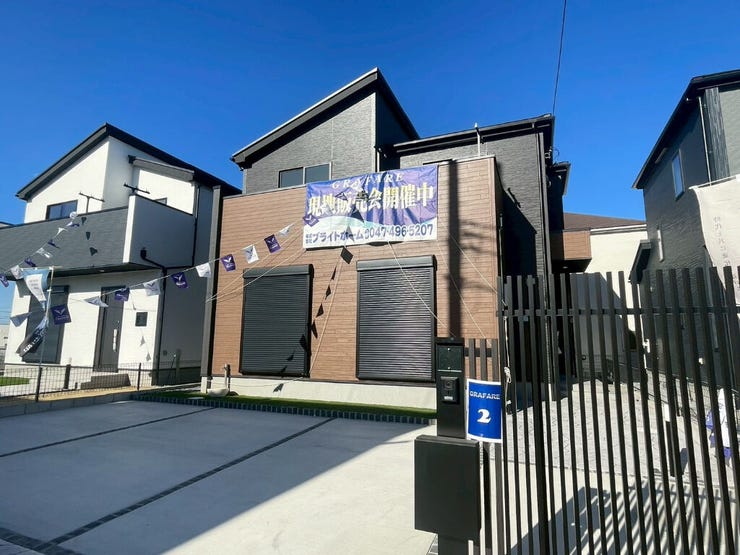 【Exterior】ゆとりのある駐車スペース付きで、車の出し入れもスムーズに行えます。